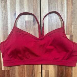 Athleta Vital Sports Bra A-C clover berry sheen size large